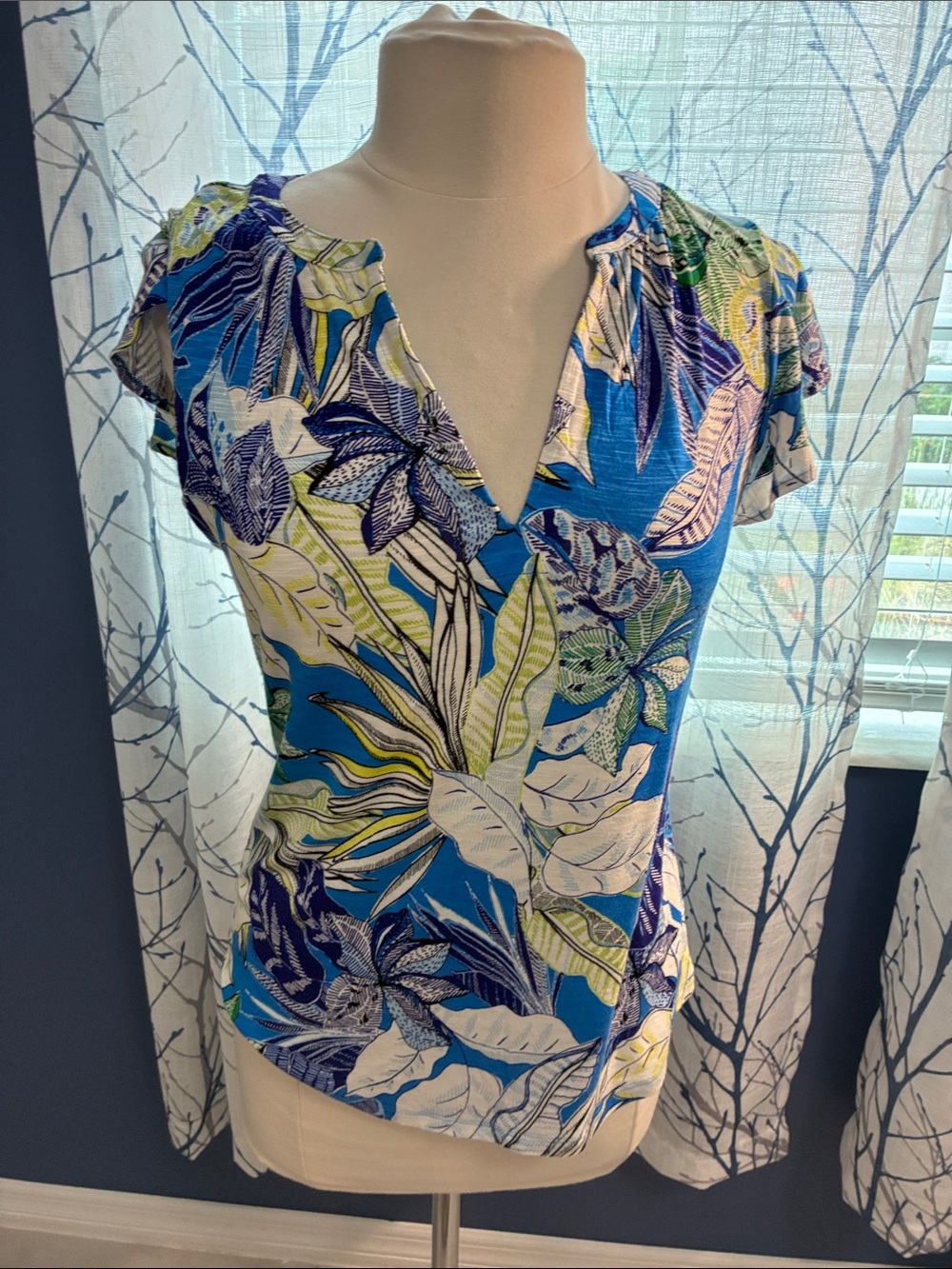 White House Black Market Blue Tropical Print Women’s V-Neck Top